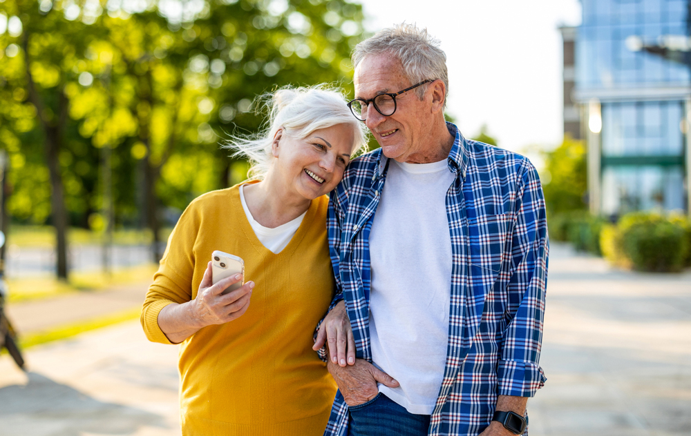 Couple de seniors souriant en promenade